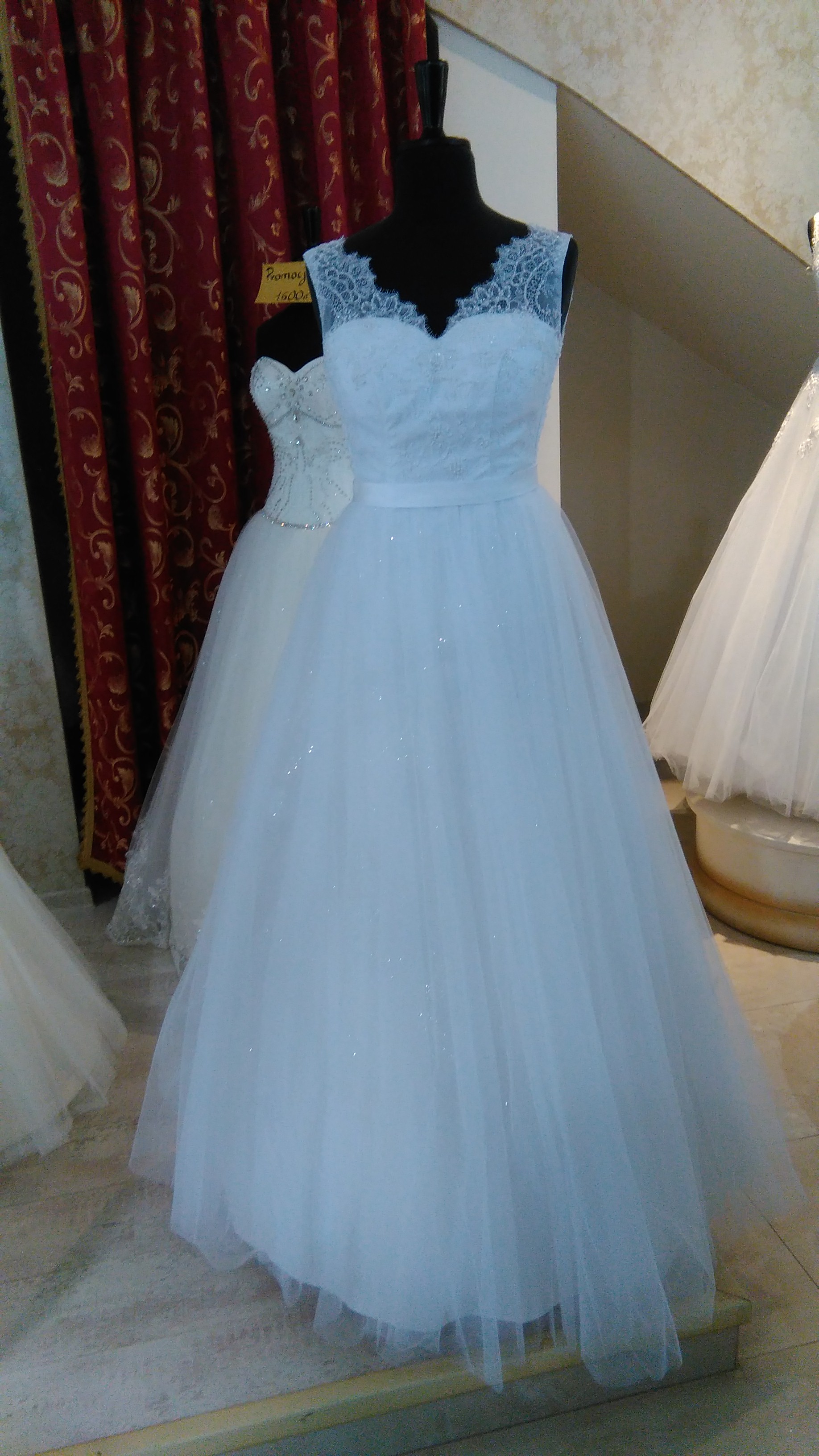 Elegancka suknia ślubna