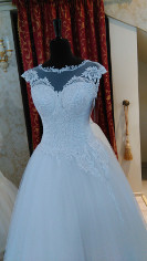 Suknia ślubna z dekoltem