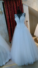 Suknia ślubna z haftowaną spódnicą